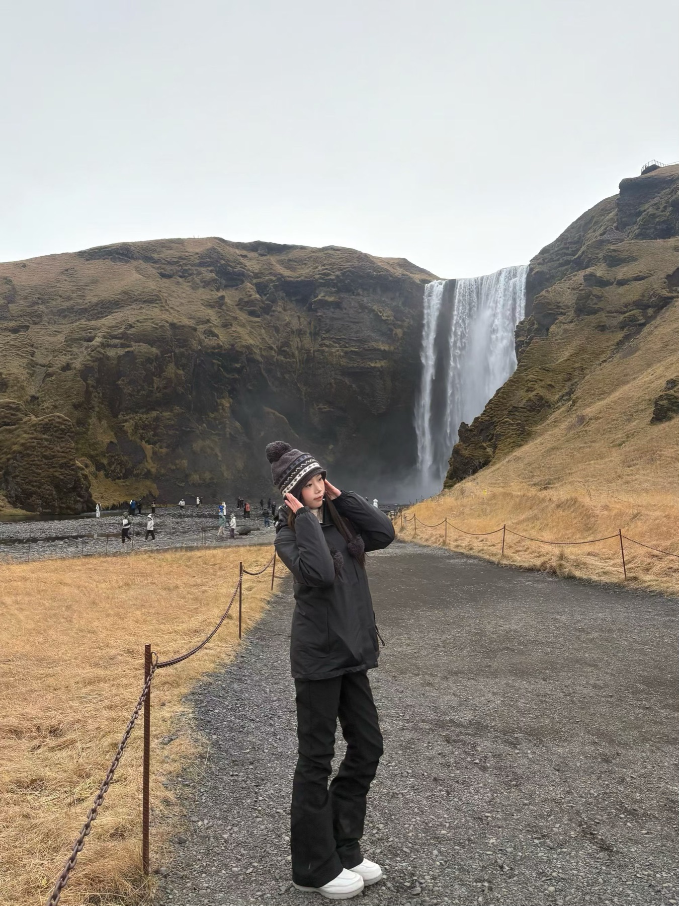 梁馨文在冰岛瀑布前旅行