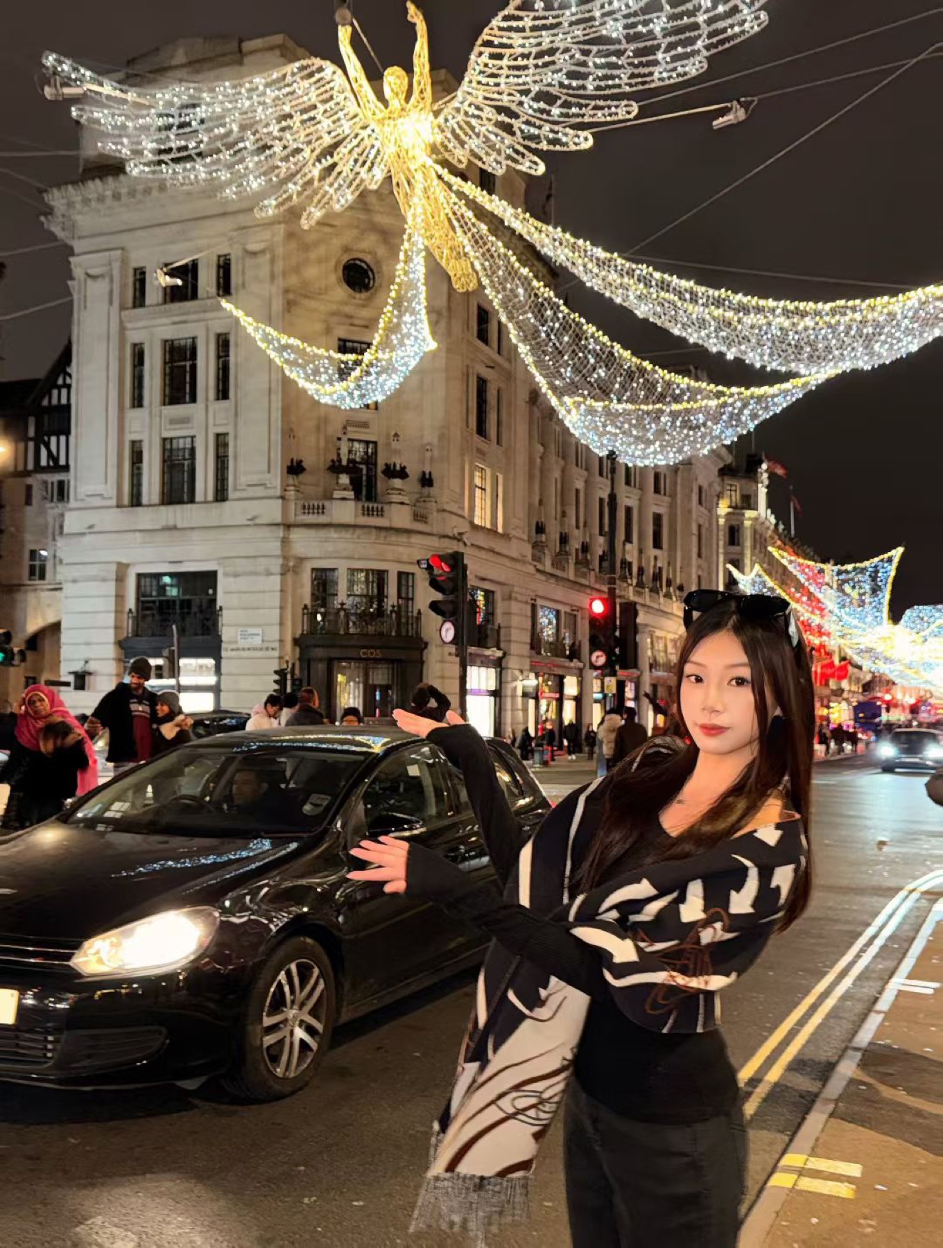 梁馨文在伦敦夜景中旅行